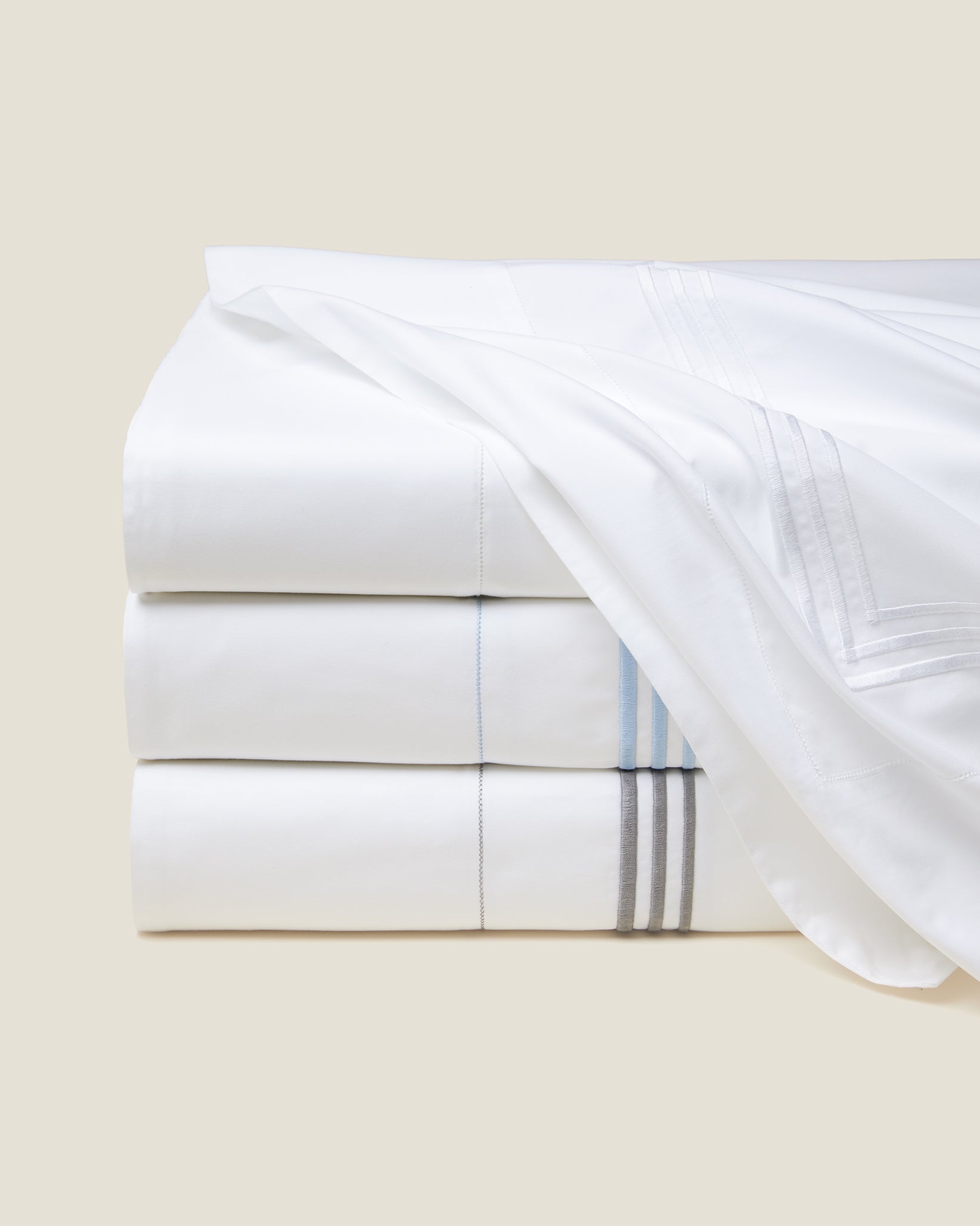 Tre Righe Flat sheet stack in white/white, white/medium blue, white/charcoal.