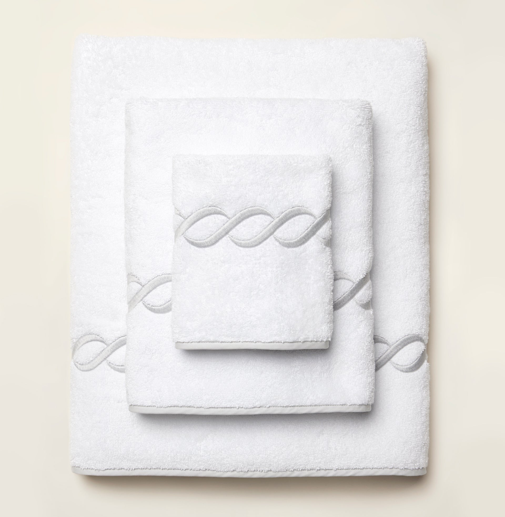 Treccia Moderno Towel stack in white/sterling