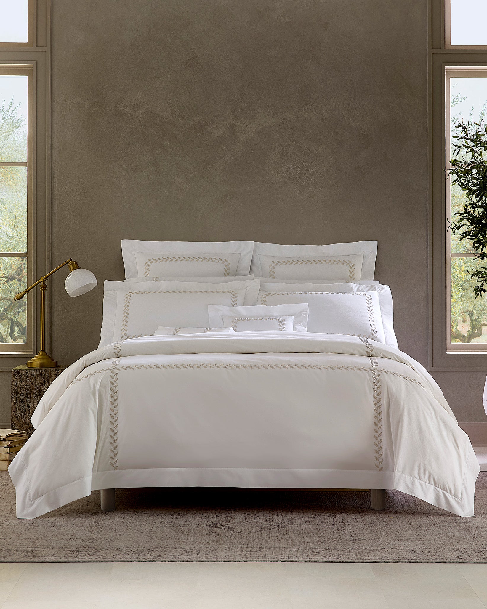 Federico white/antique silver bed