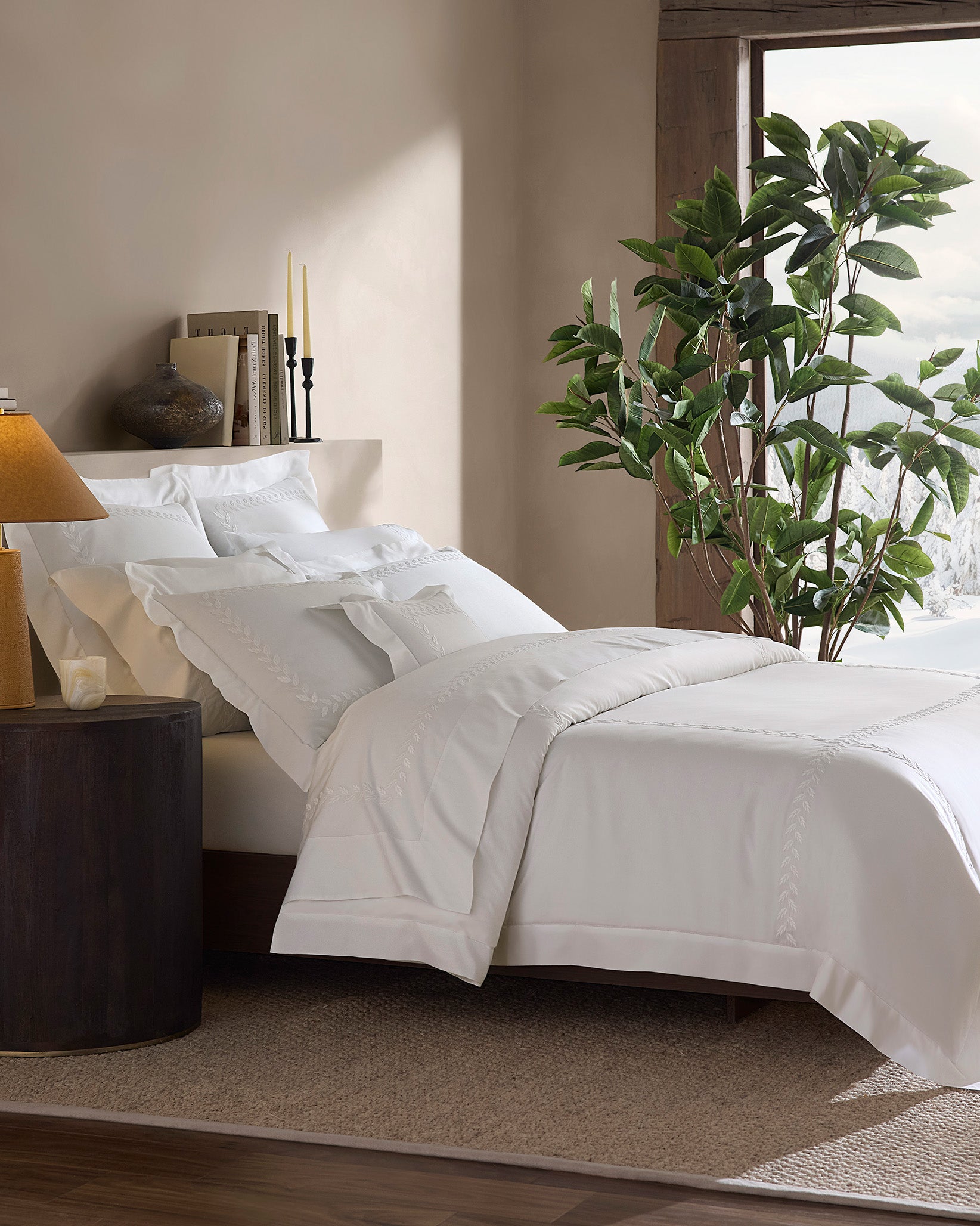 Federico white/white bed side angle