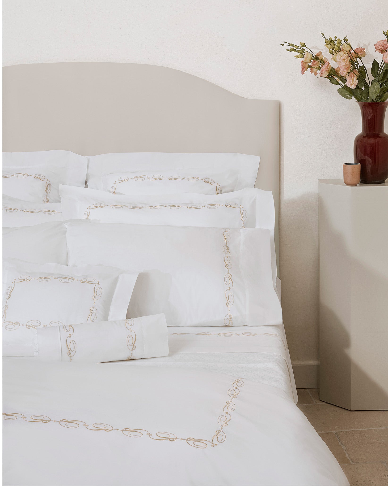 Icona bed white/beige corner shot