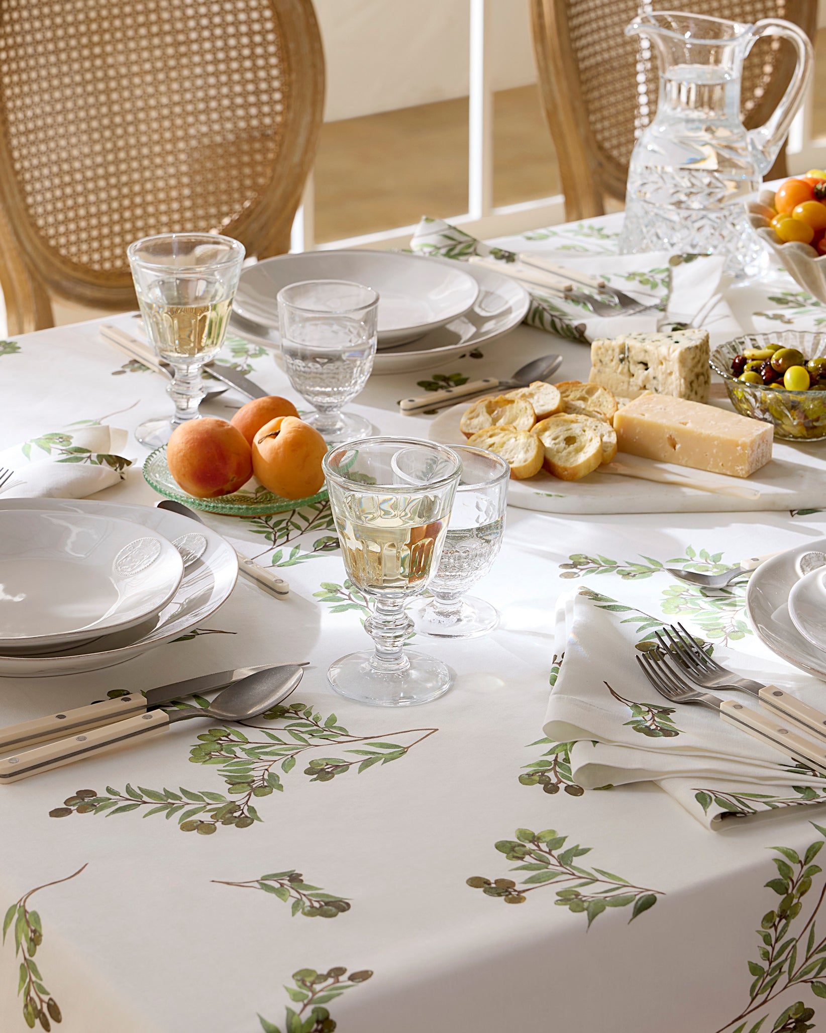 Oliva tablecloth and dinner napkins table setting