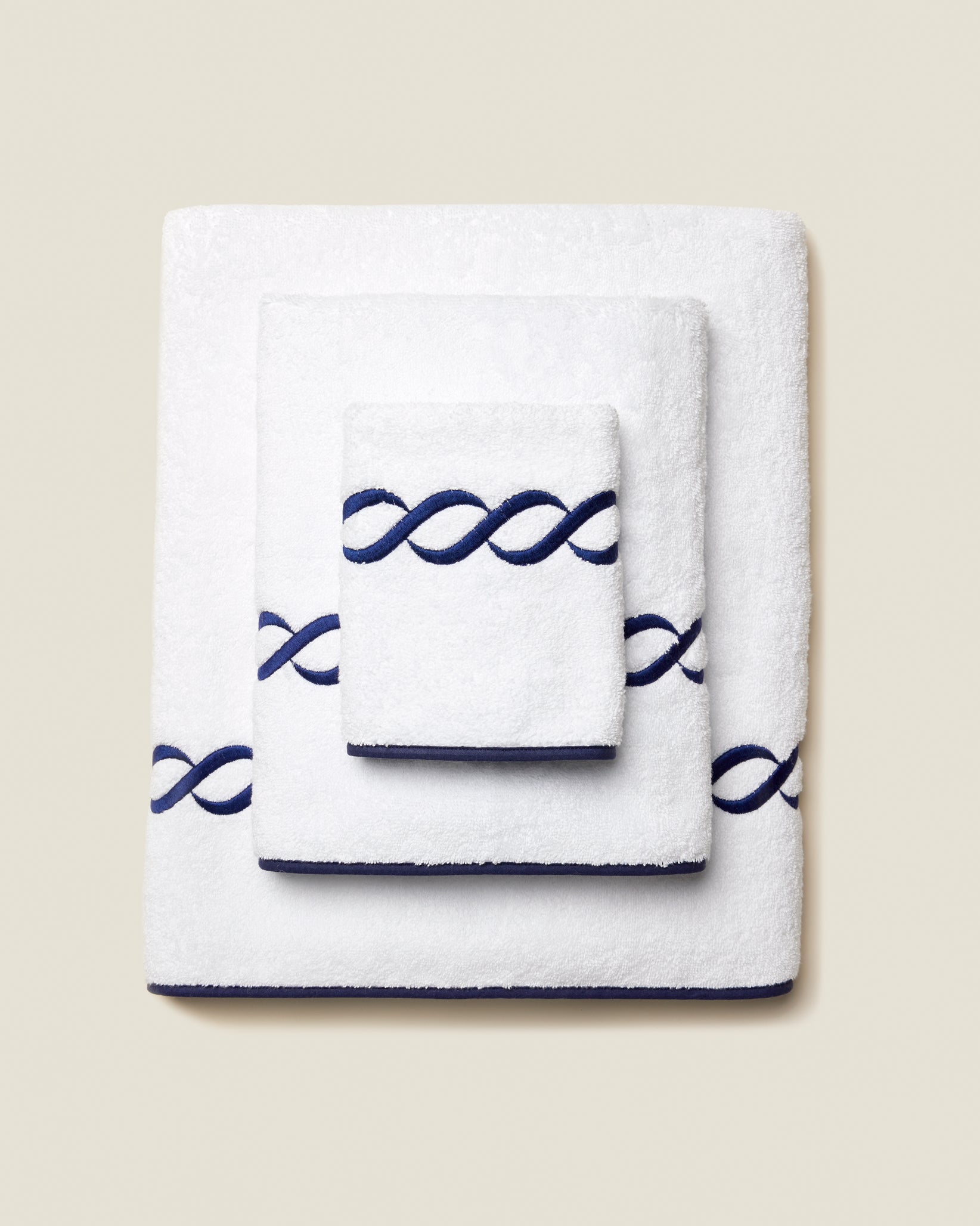 Treccia Moderno white/navy towel stack