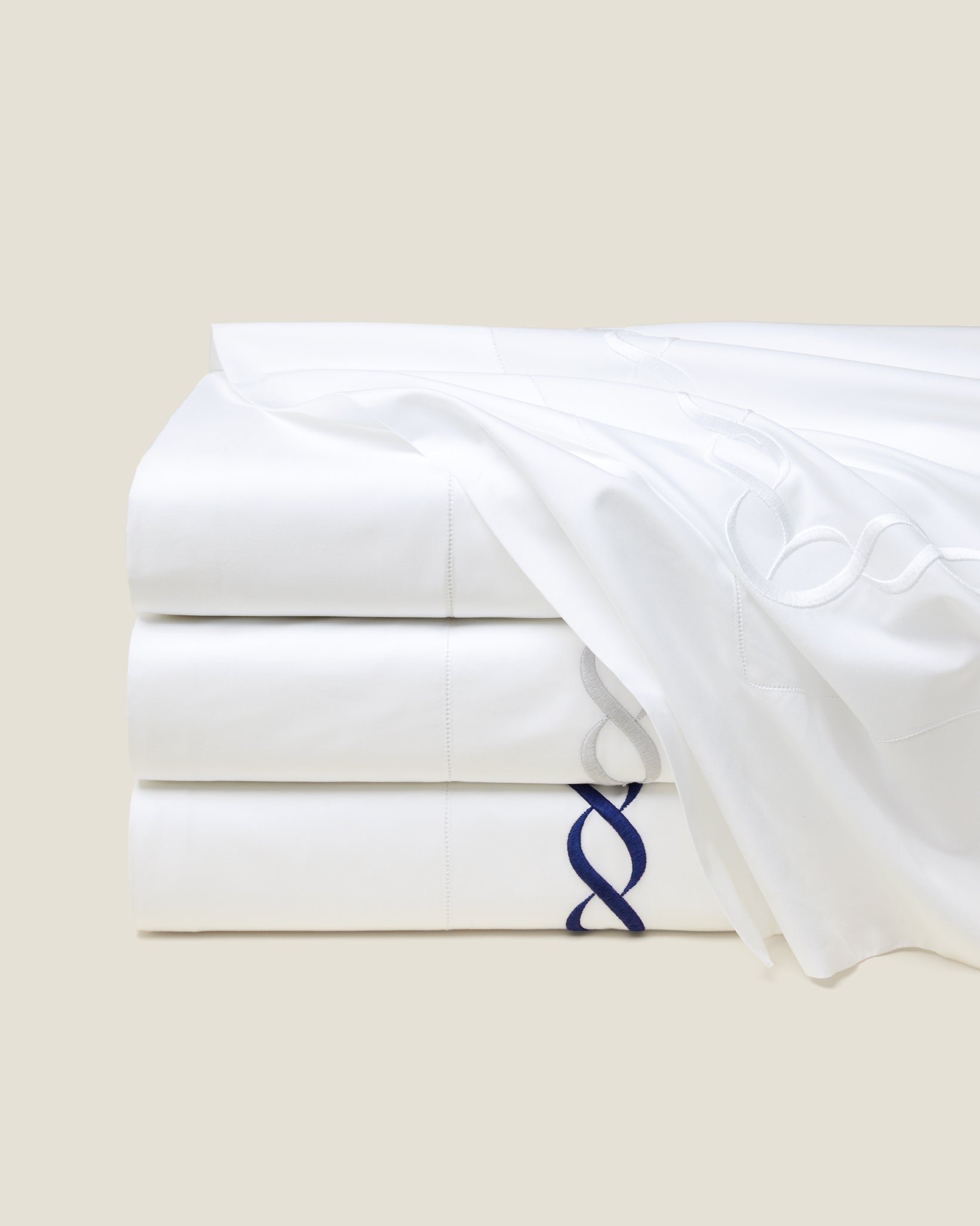 Treccia Moderno Flat sheets stacked in white/white, white/sterling and white/navy