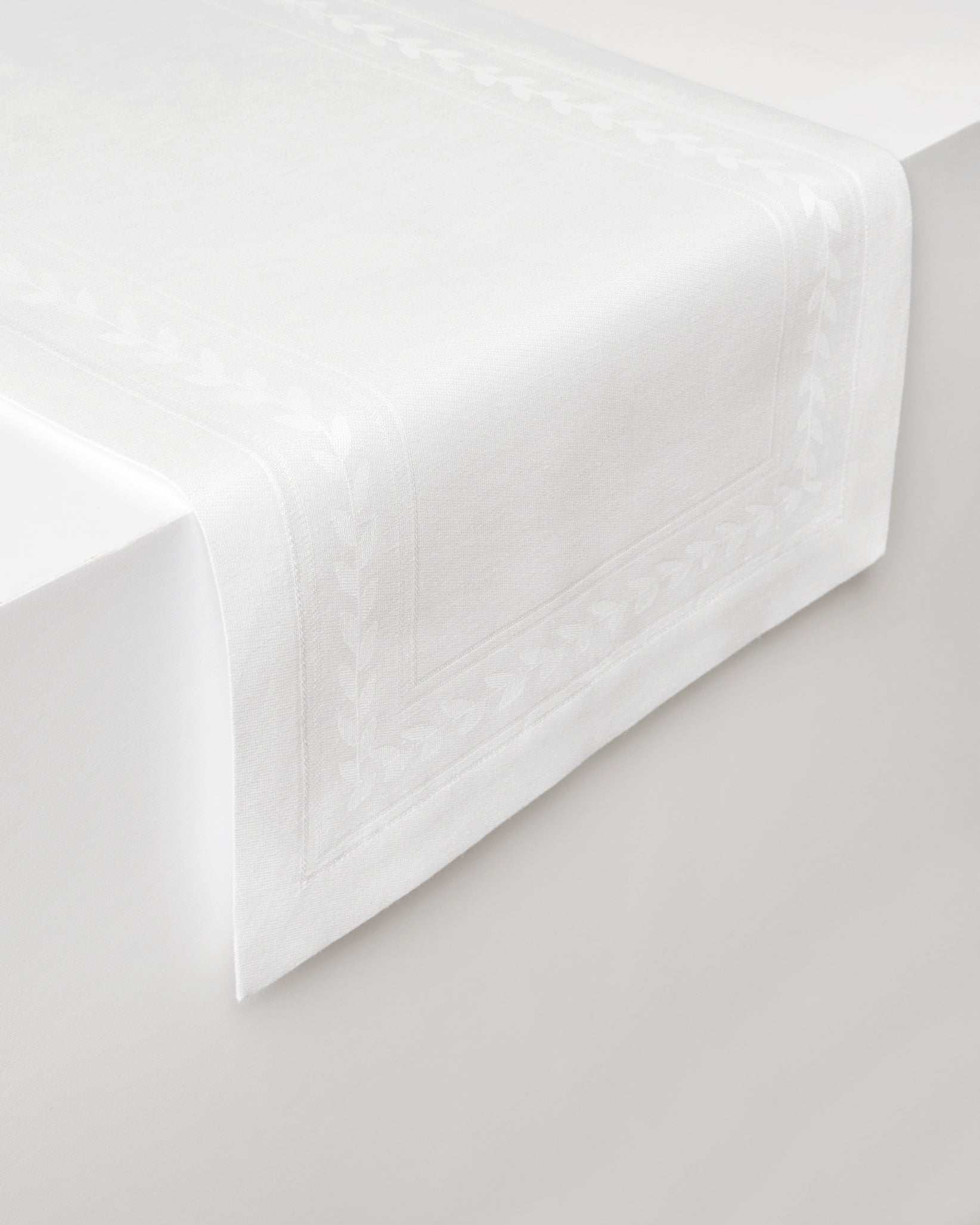 Impero Table Runner in white