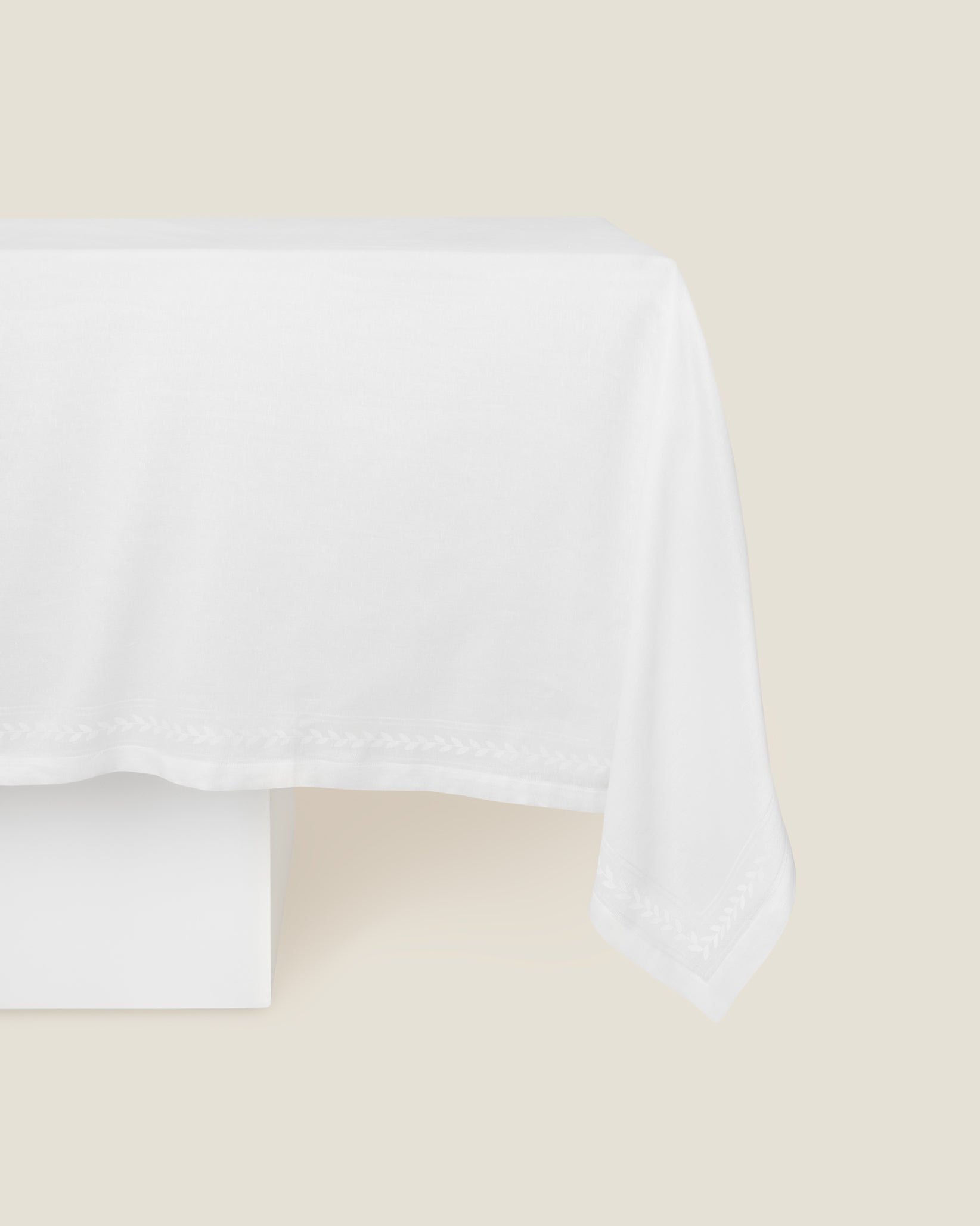 Impero Tablecloth in white