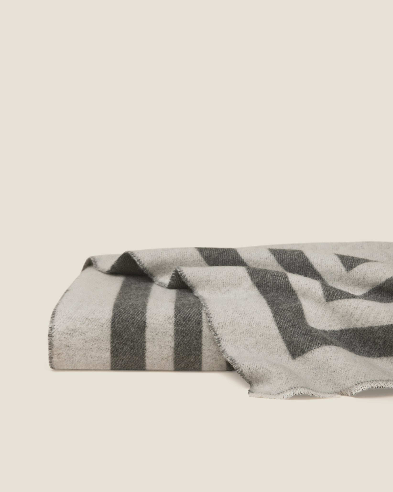 Tre Righe Throw in charcoal