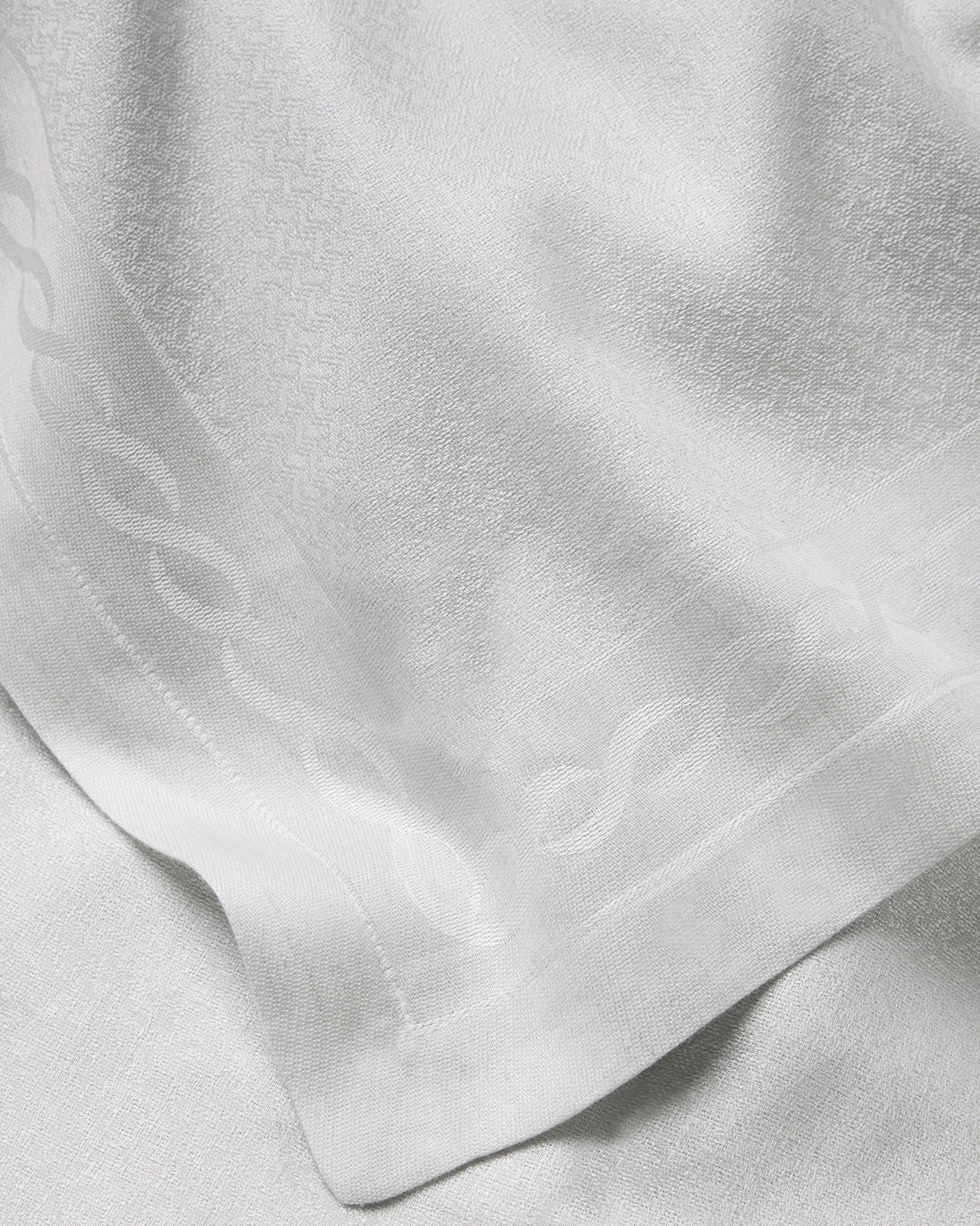 Treccia Table Runner in silver close-up 