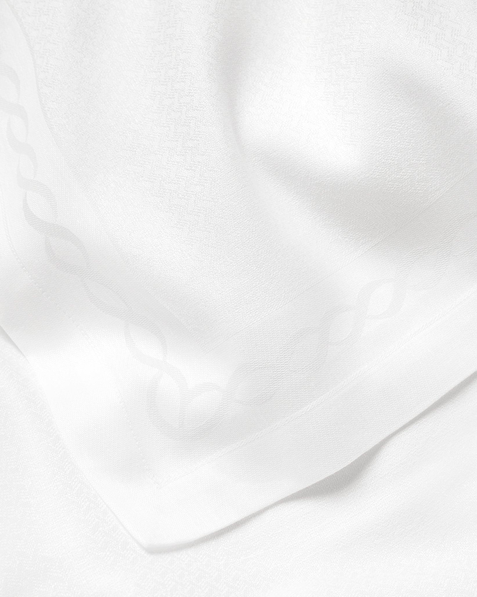 Treccia Table Runner in white close-up 