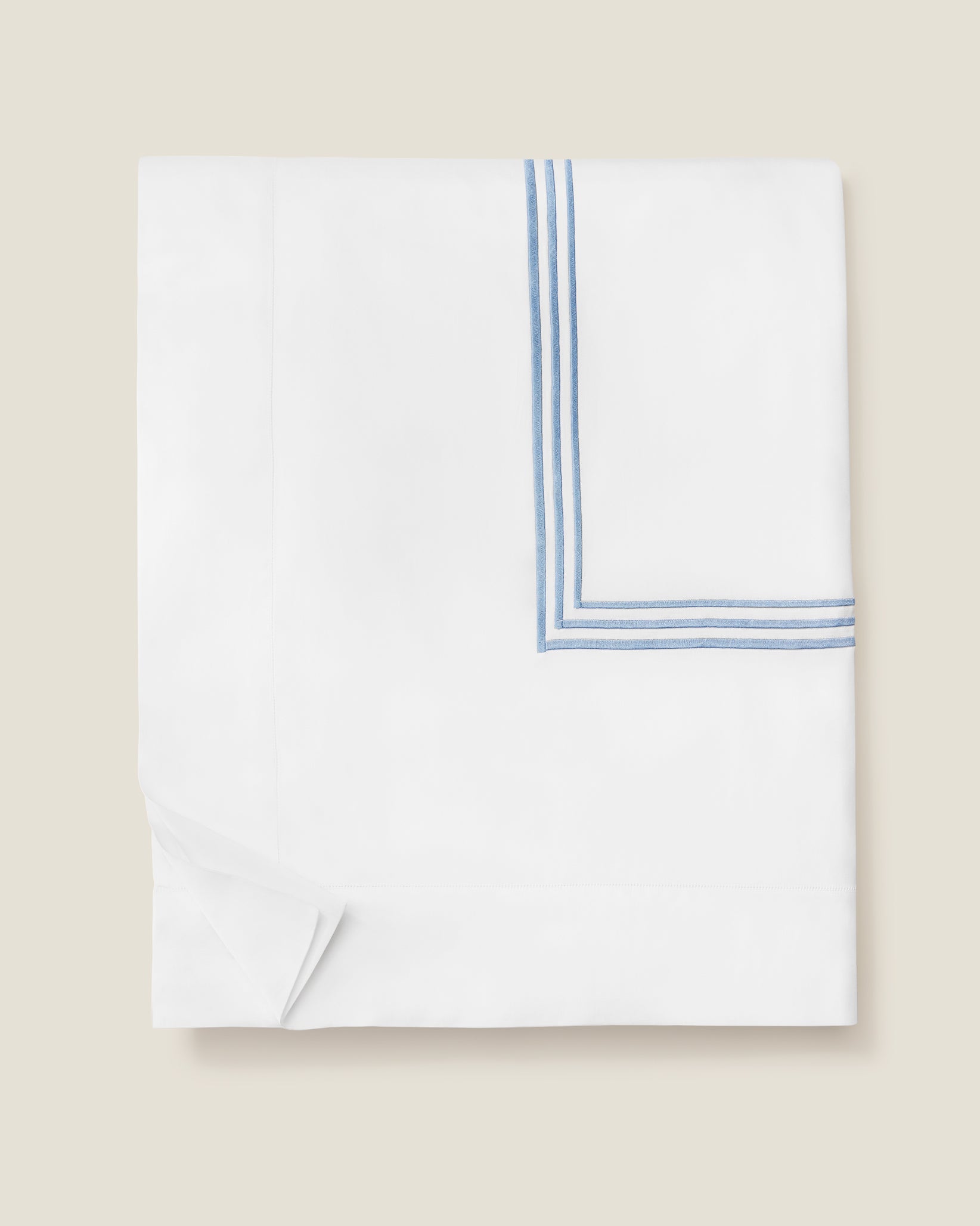 Tre Righe Splendore duvet cover folded in white/medium blue