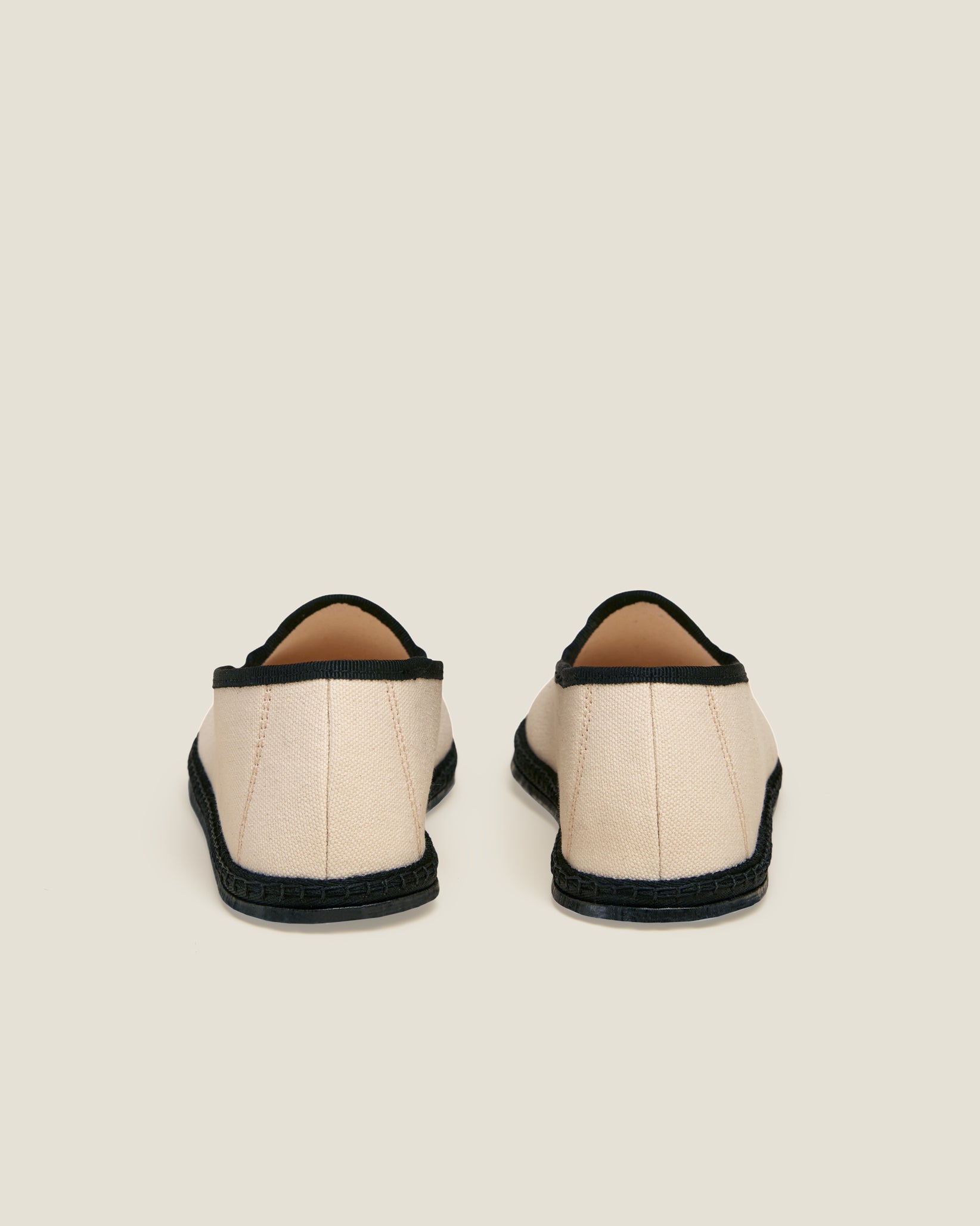 Resort shoe in ecru/black