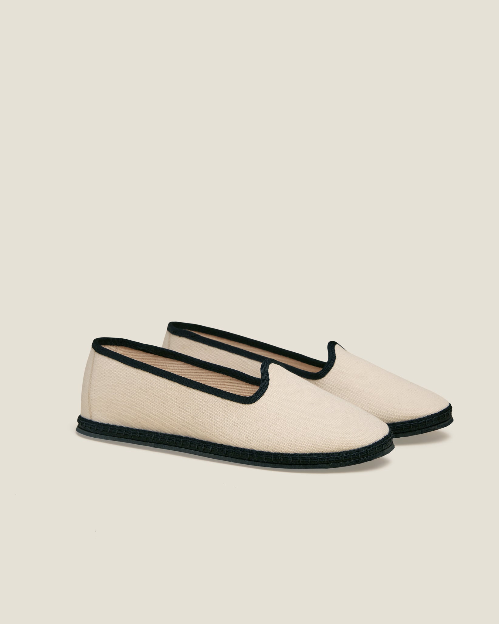 Resort shoe in ecru/black