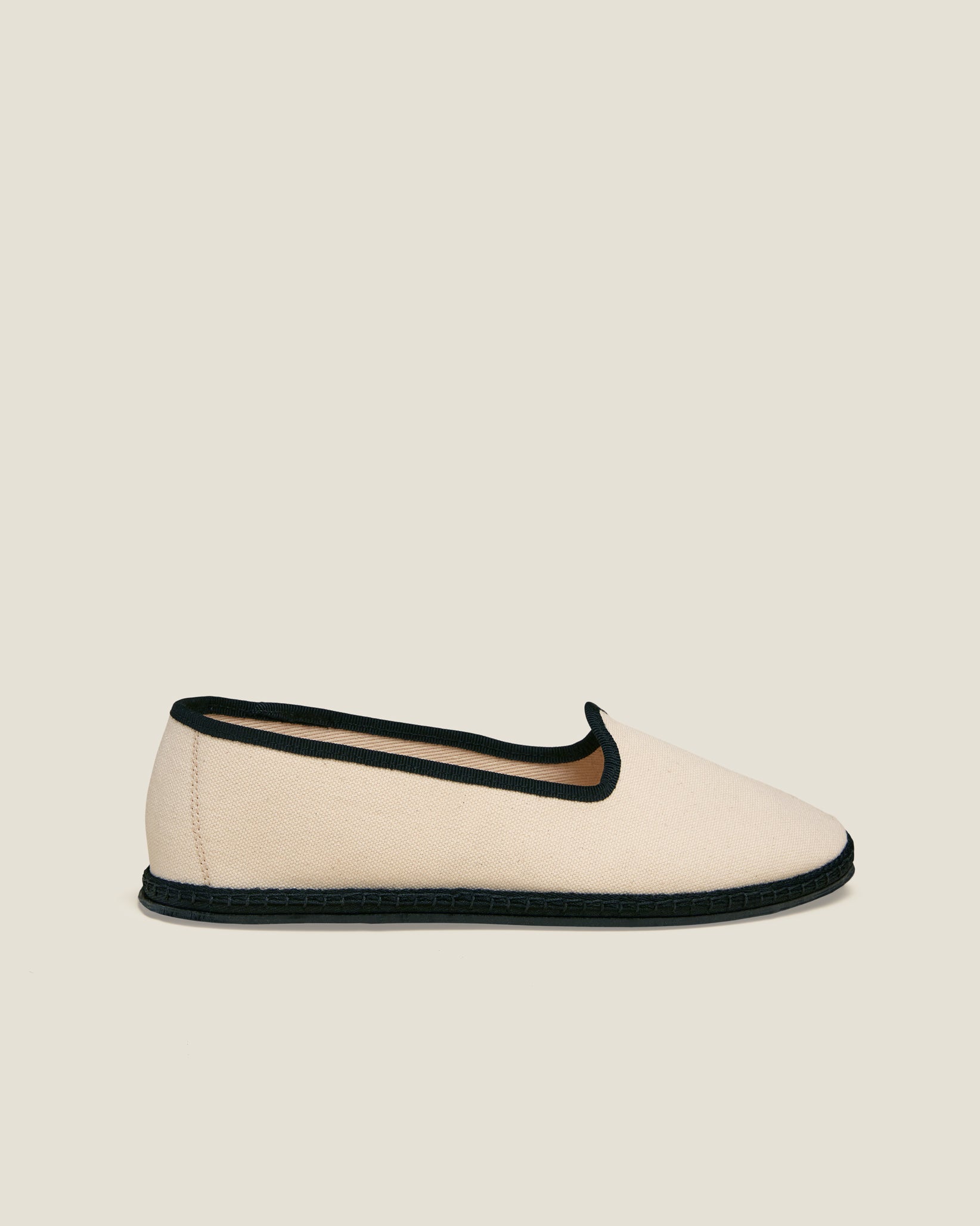 Resort shoe in ecru/black