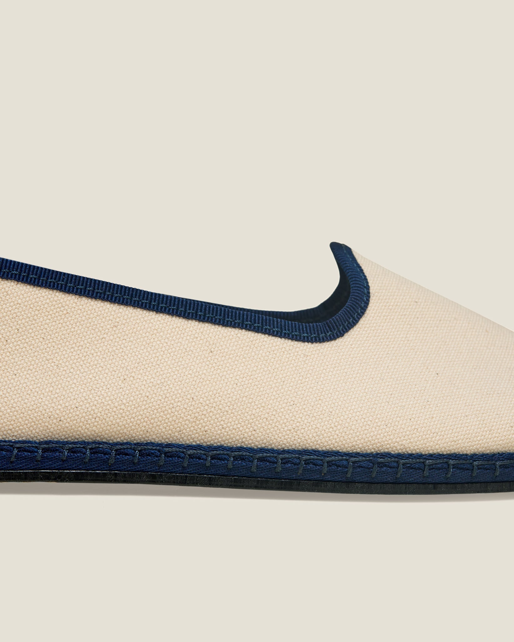 Resort shoe in ecru/navy