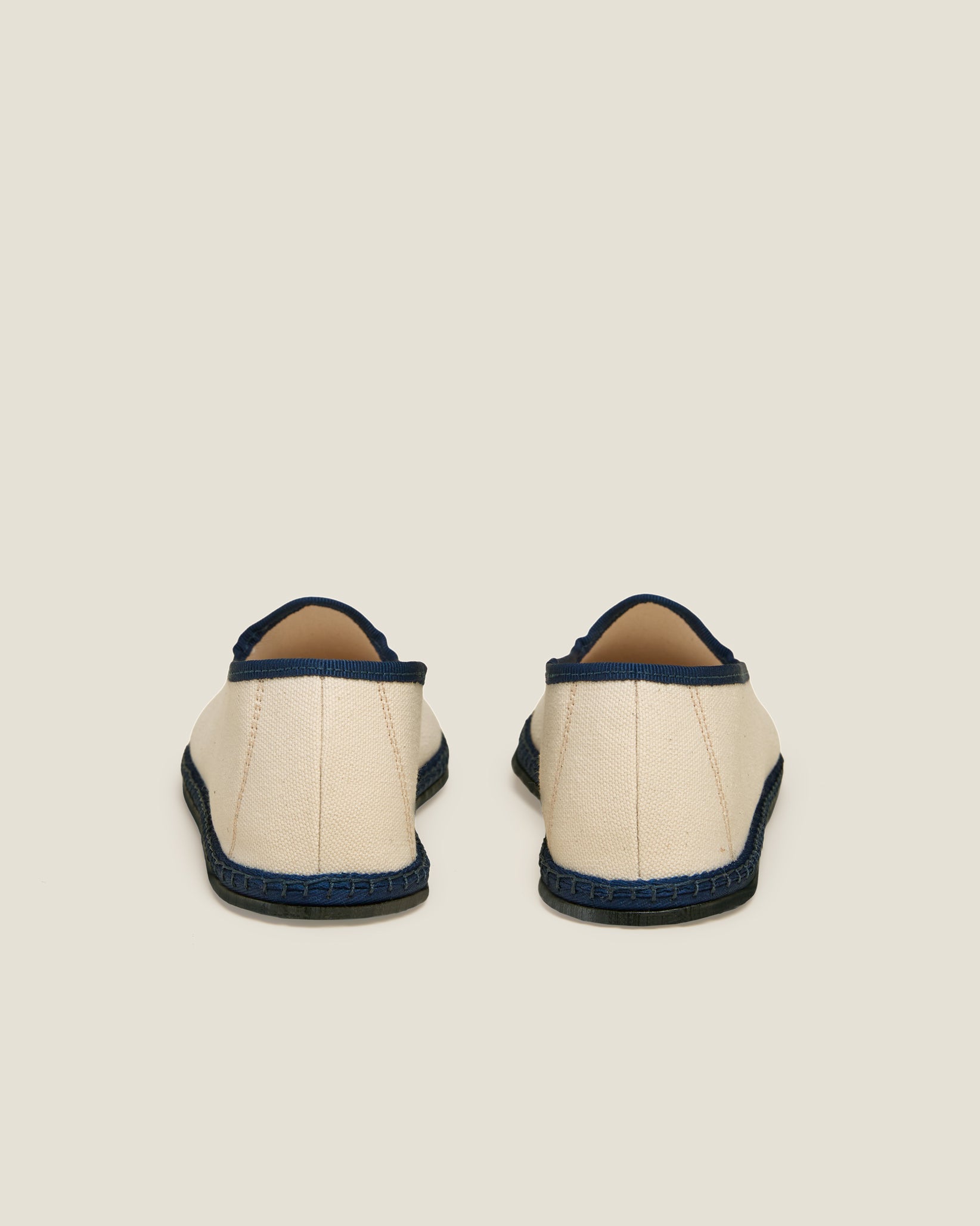 Resort shoe in ecru/navy