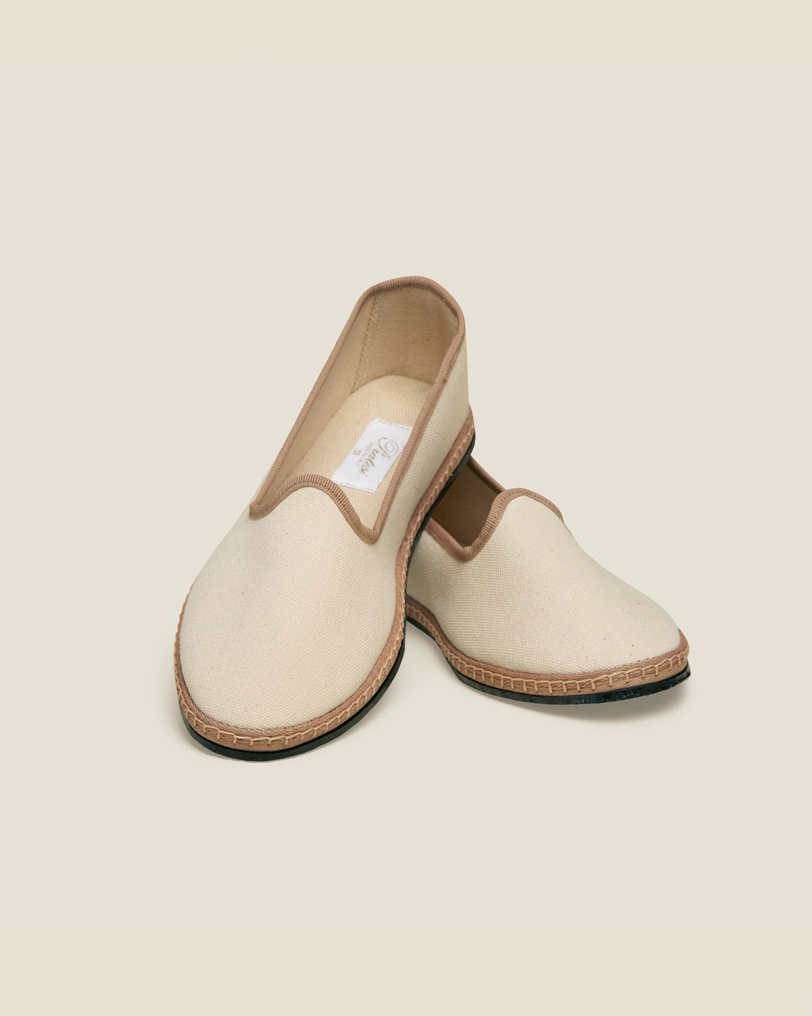 Resort shoe in ecru/tan