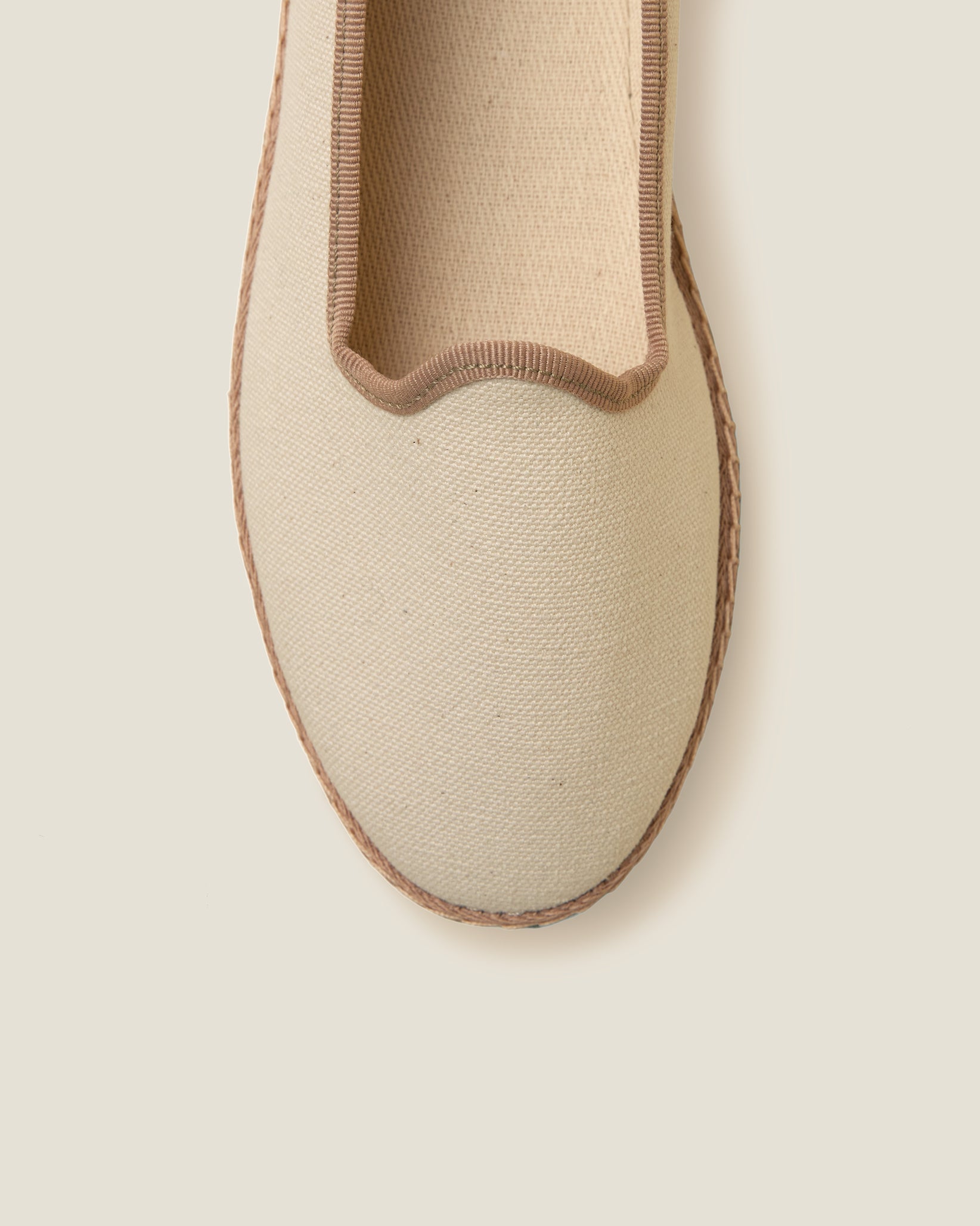 Resort shoe in ecru/tan