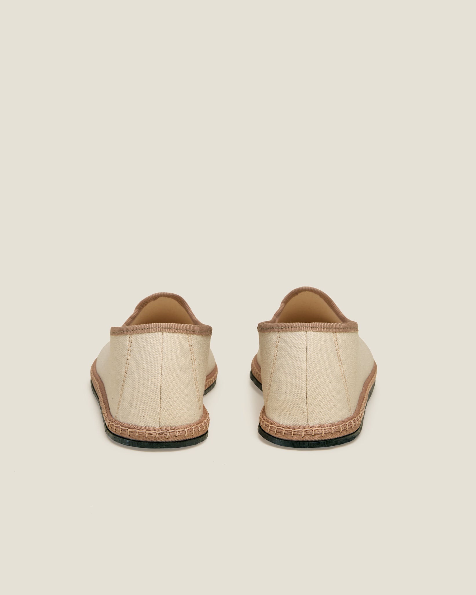 Resort shoe in ecru/tan