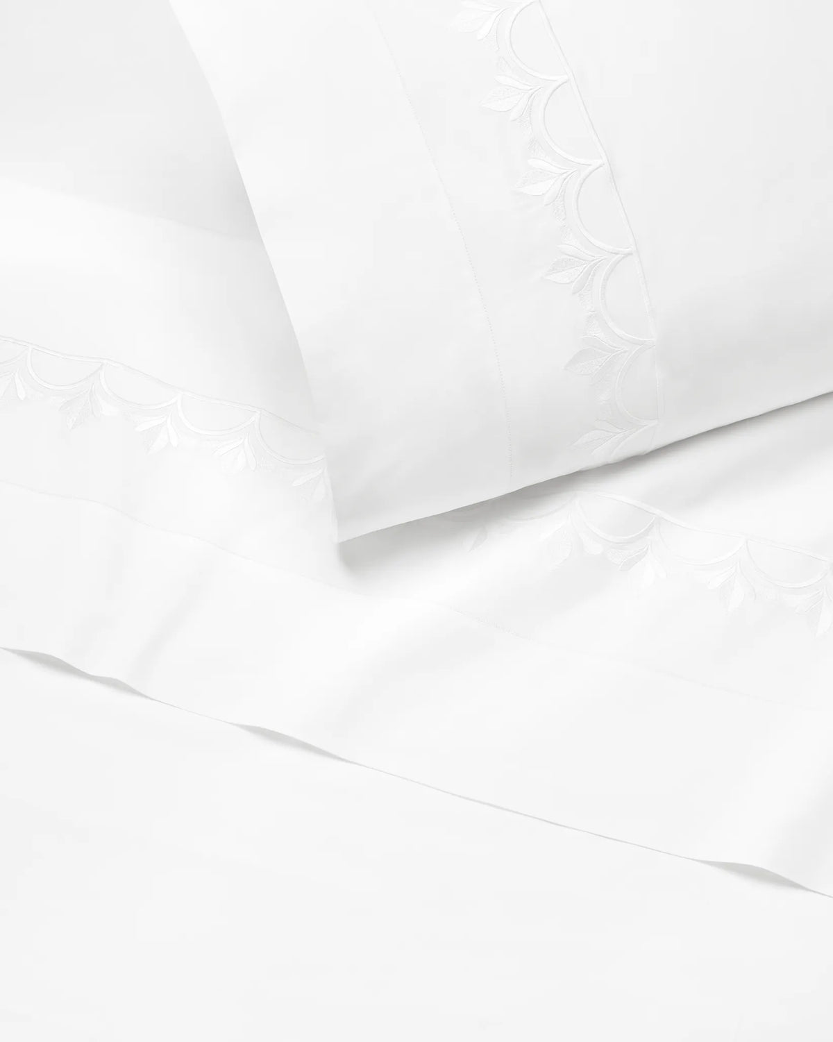 Arcata white/white flat sheet and pillowcase