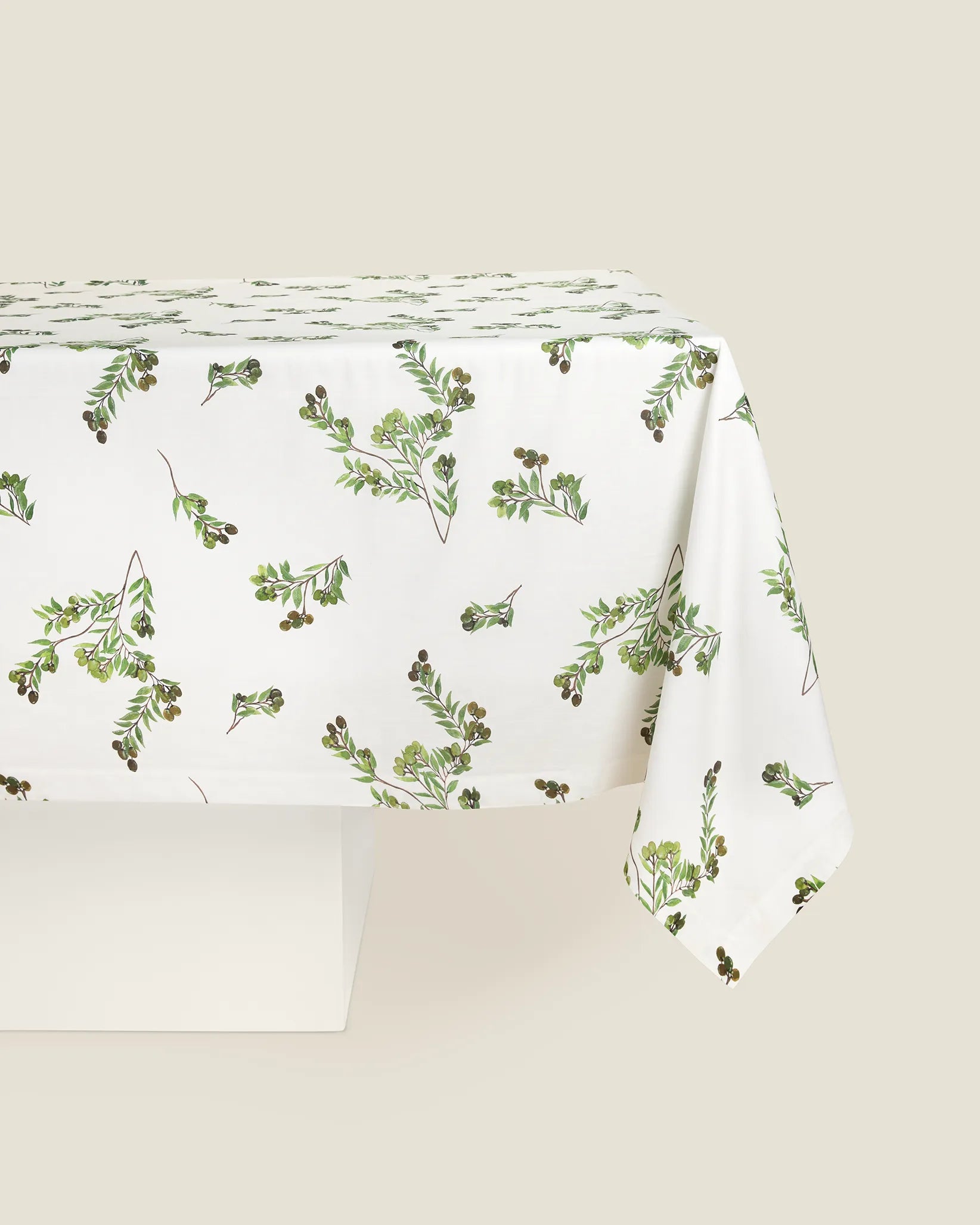 Oliva tablecloth on table 