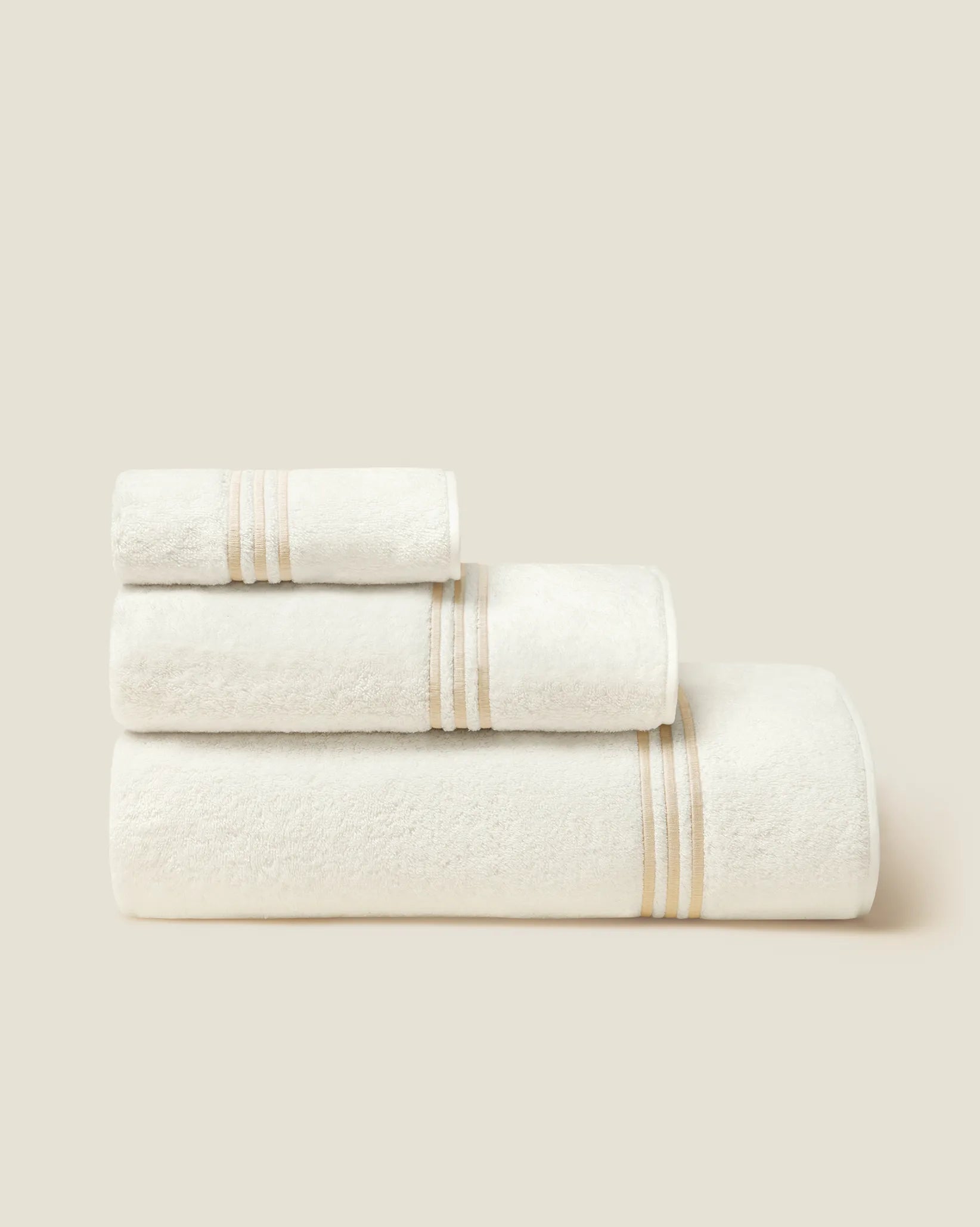 Tre Righe Ivory//Beige side angle towel stack