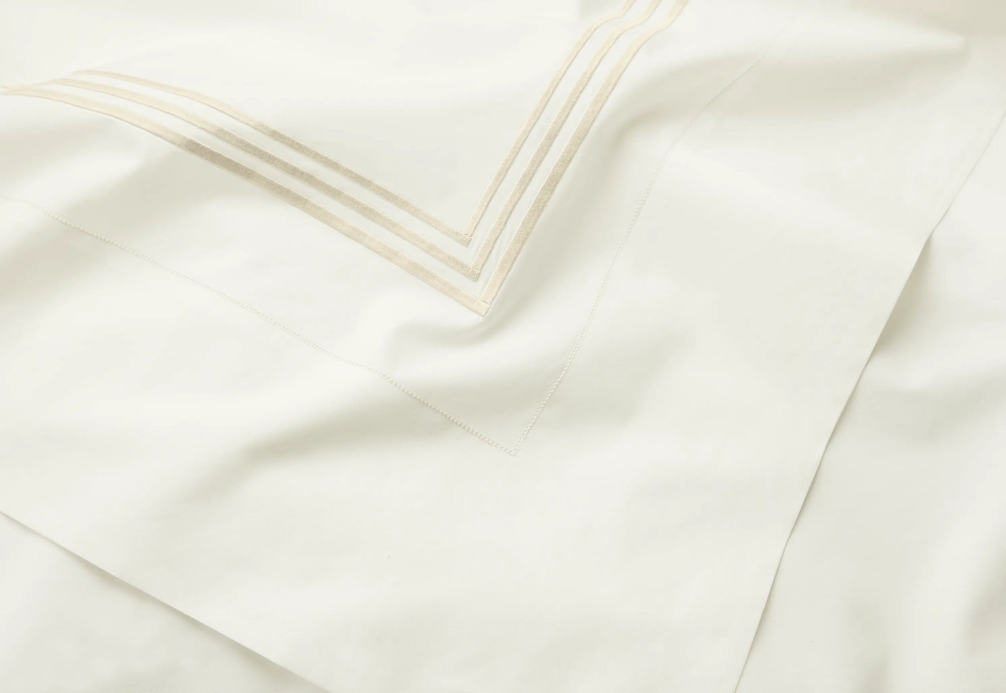 Tre Righe Ivory/beige bed linens close up
