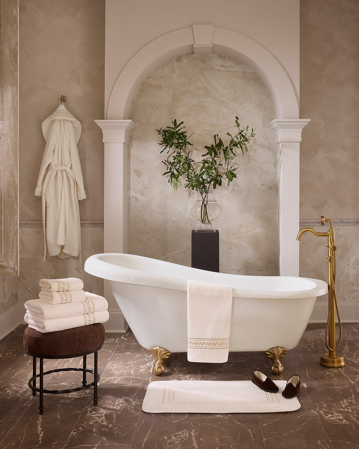 Impero ivory/beige bath linens with the bath tub.