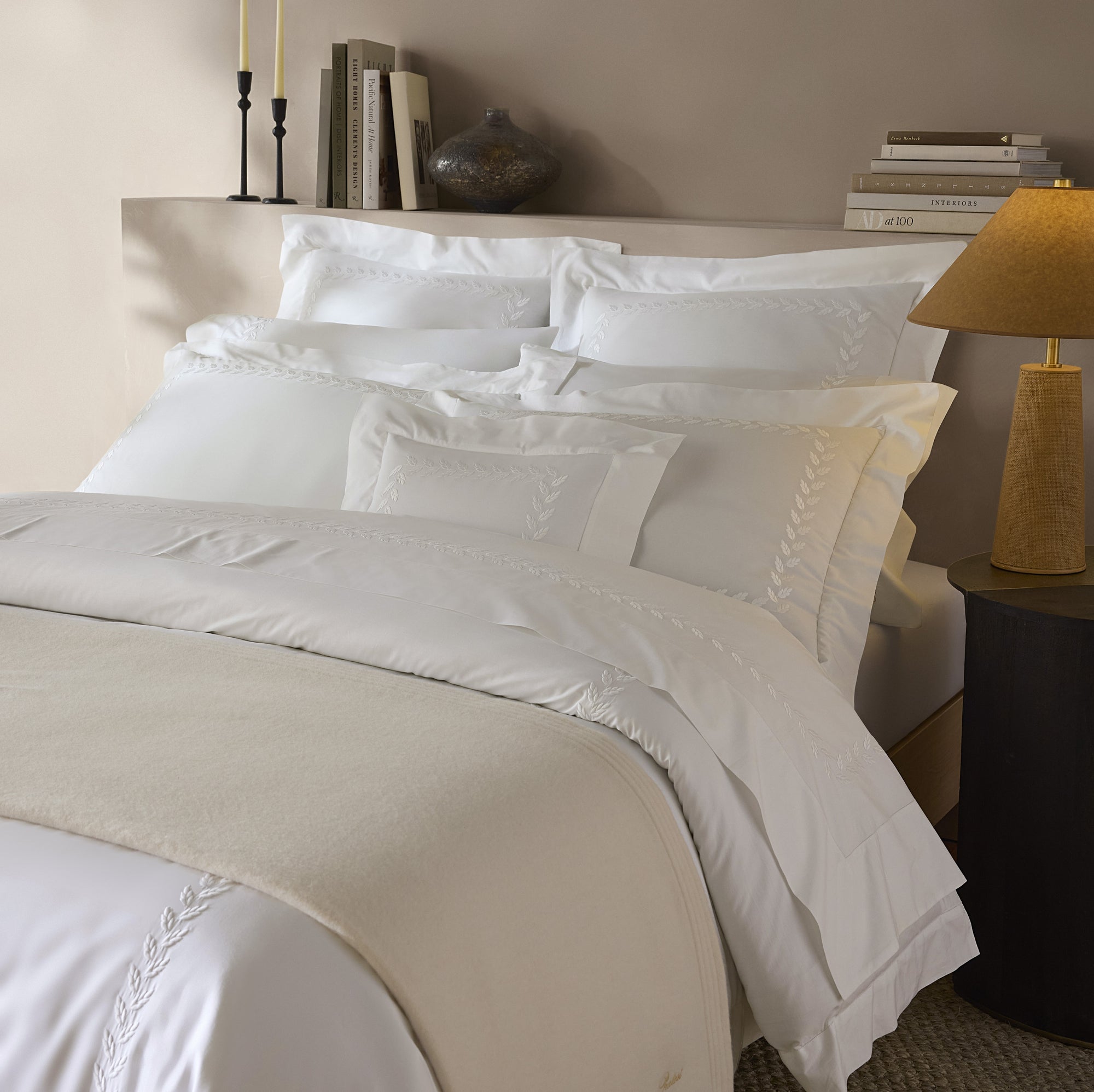 Federico bed side angle white/white