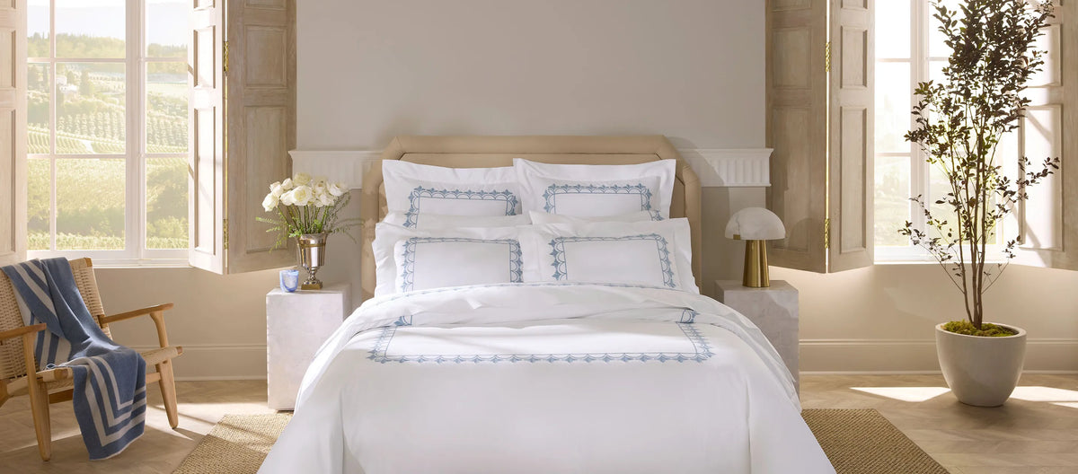 Arcata white/medium blue full bed with the tre righe throw