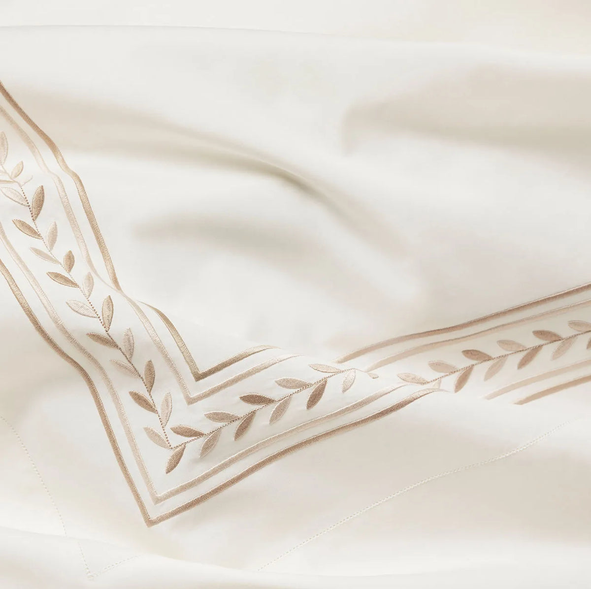Impero ivory/beige close up embroidery details