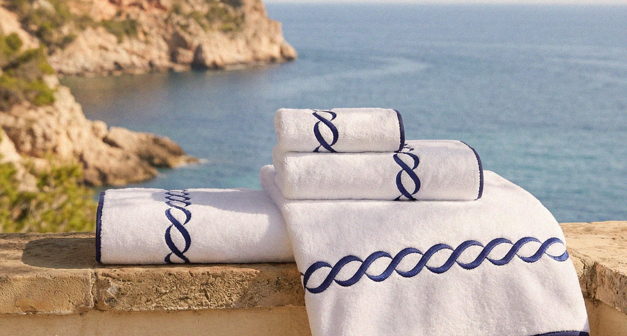 Treccia Moderno White/Navy bath towels
