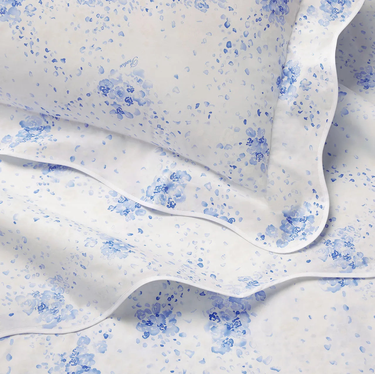 Close up of white/blue m'ama non m'ama bed linens