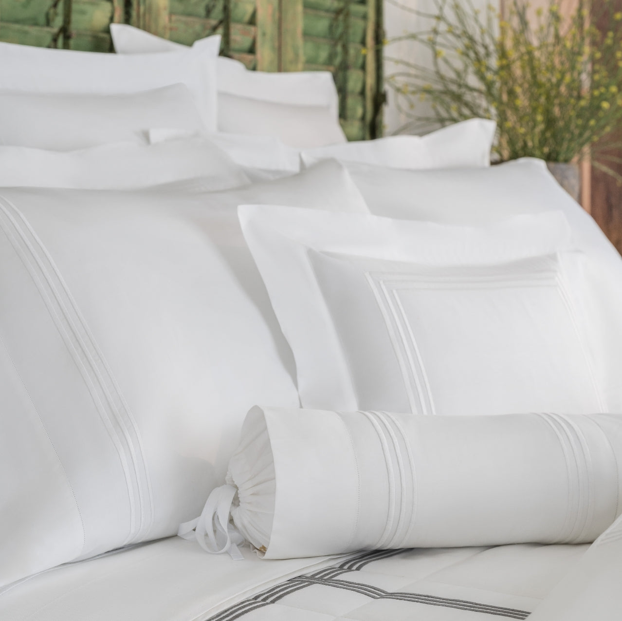 Tre Righe white/white shams and pillowcase