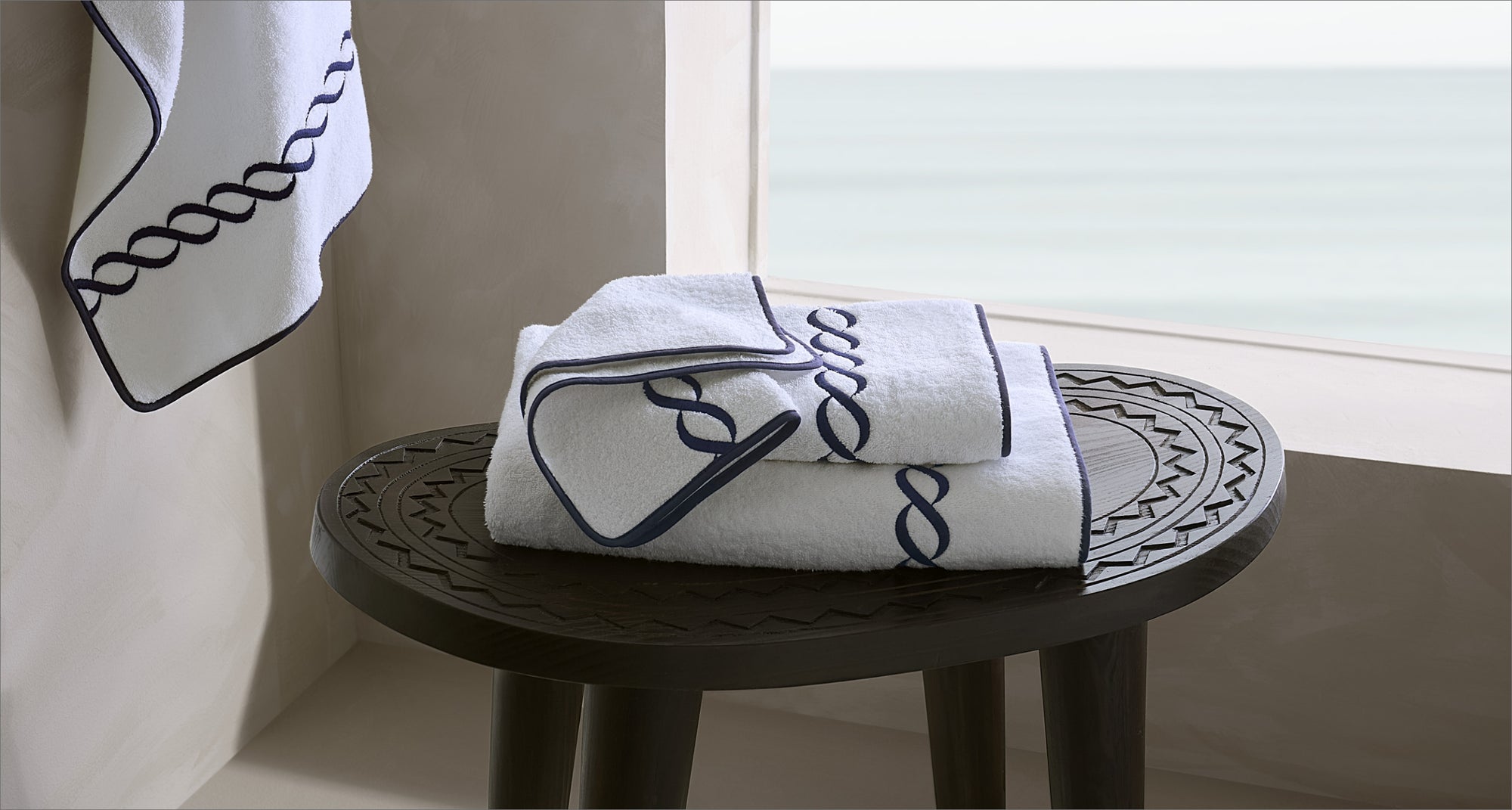 Treccia Moderno white/navy bath towels