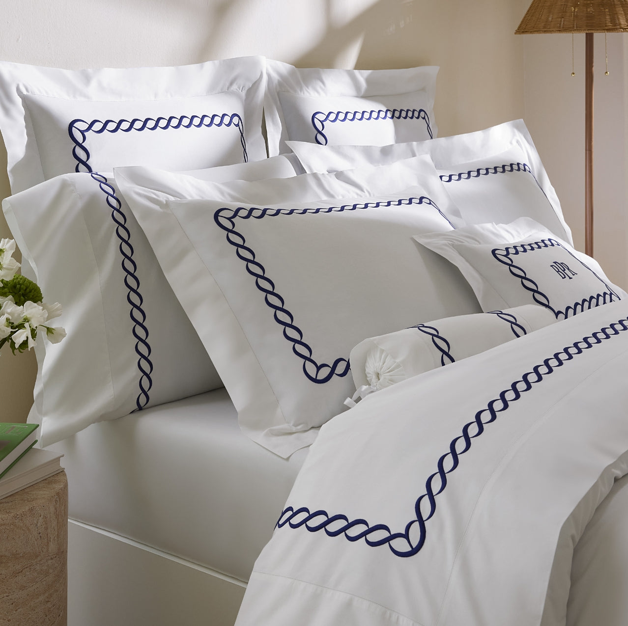 Treccia Moderno white/navy side angle