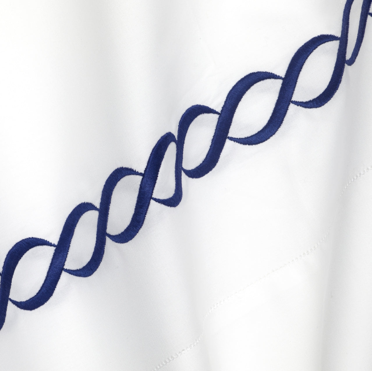 Treccia Moderno white/navy texture details