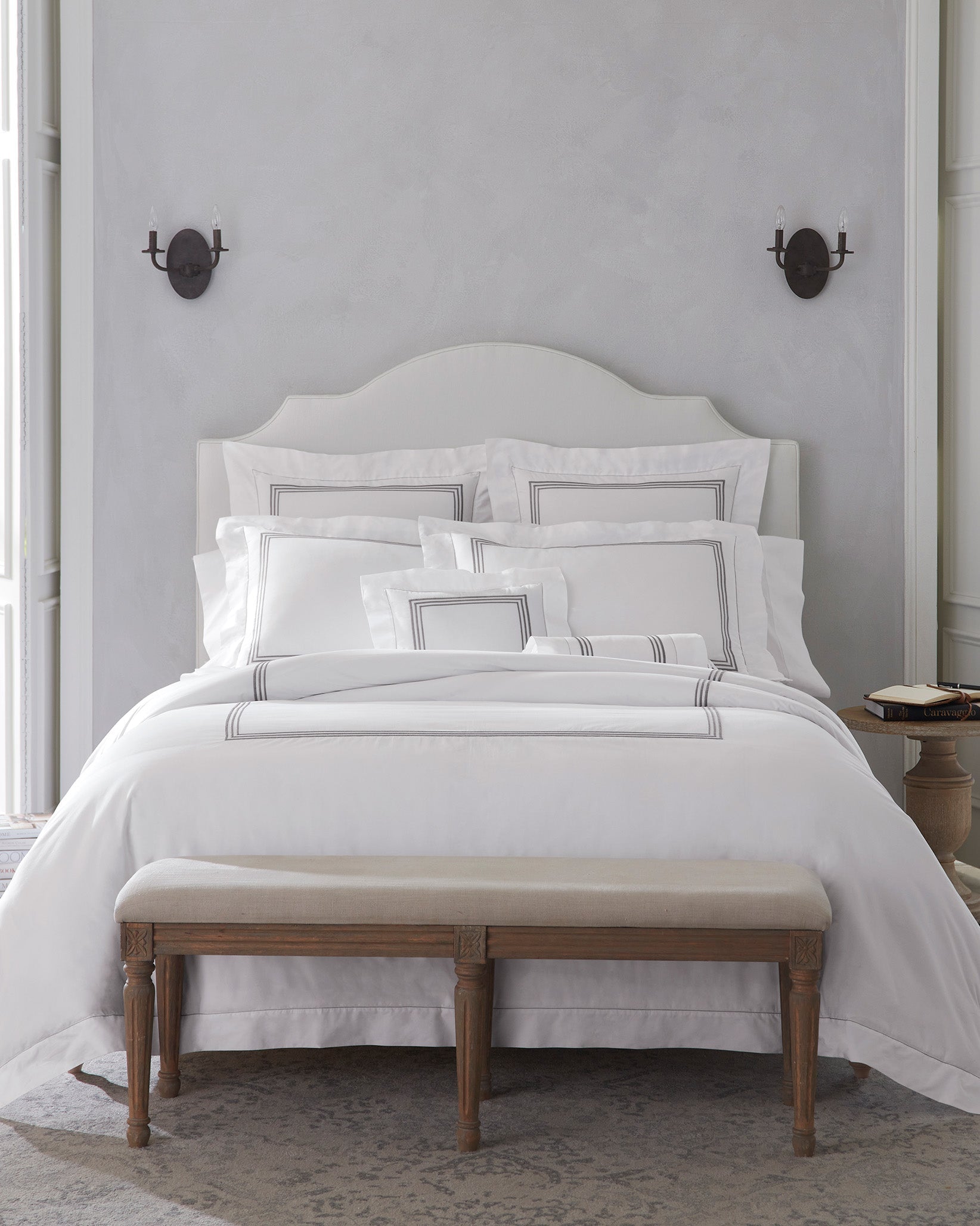 Tre Righe bed in white/charcoal