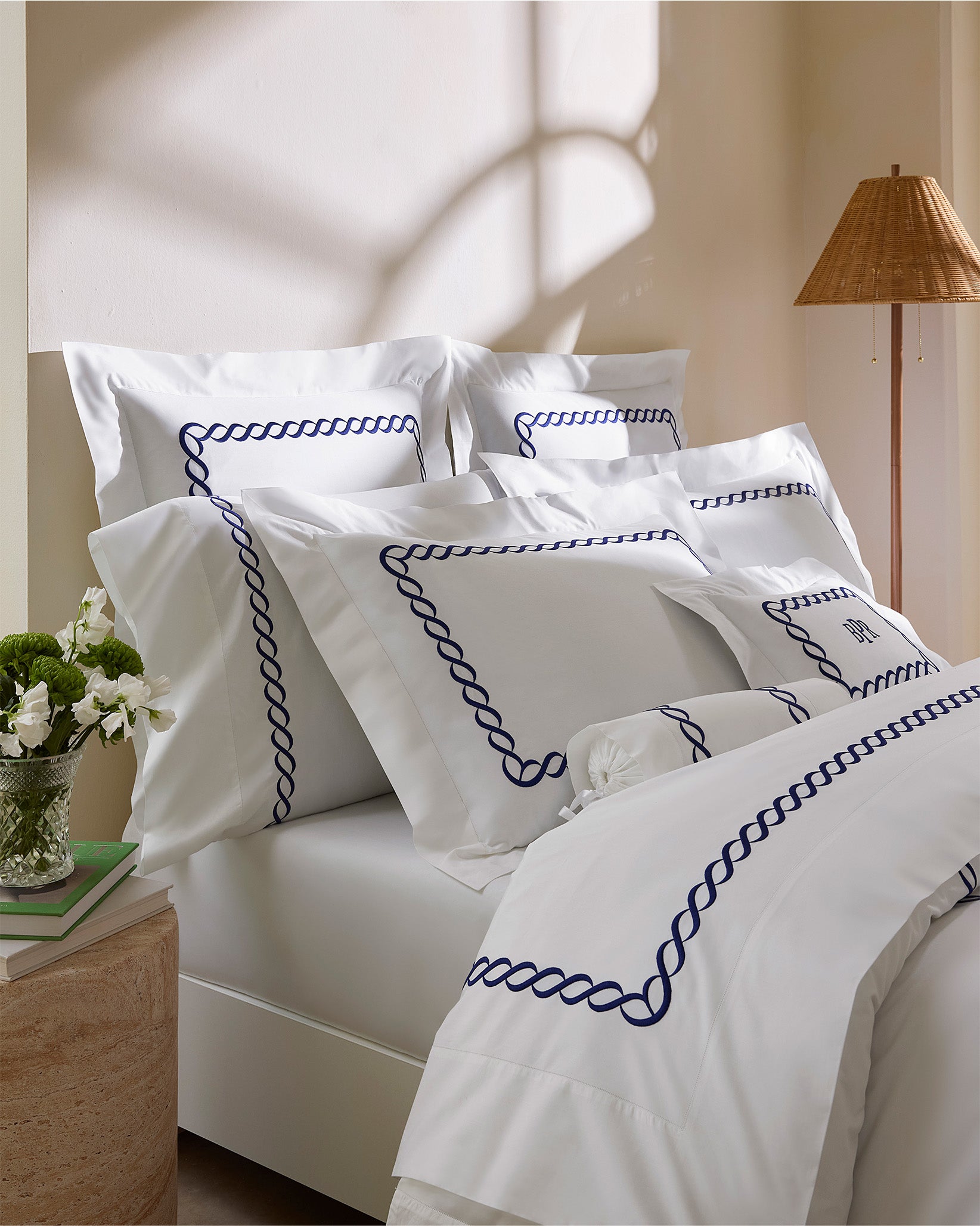 Treccia Moderno white/navy side angle