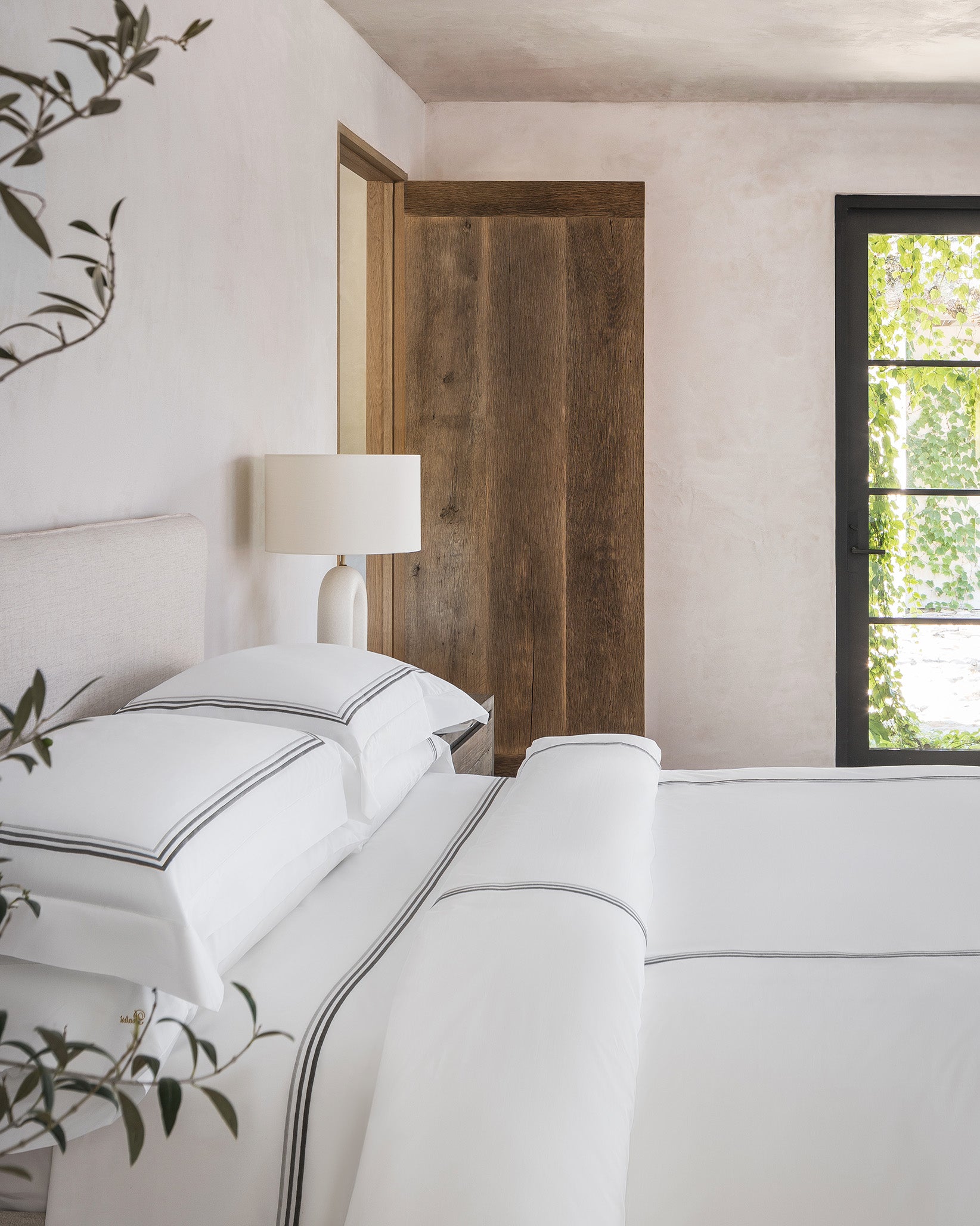 Tre Righe Ombre white/charcoal bed side angle