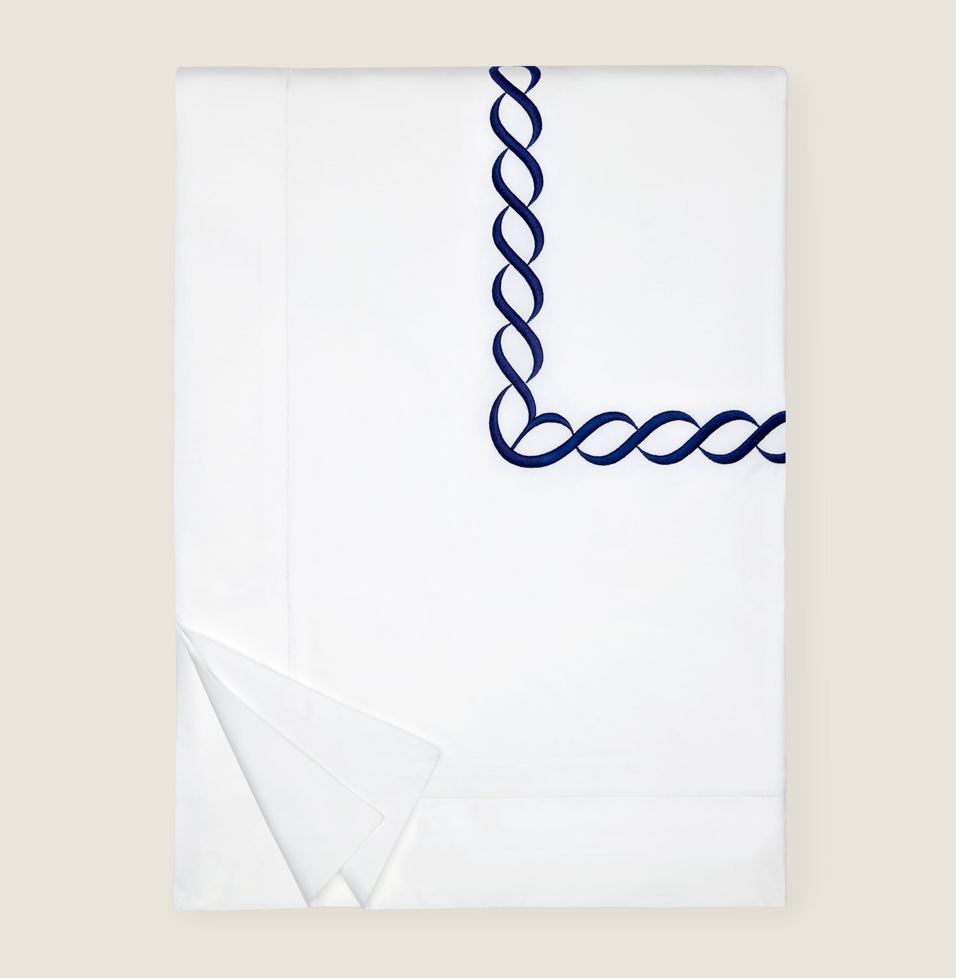 Treccia Moderno white/navy duvet cover folded.