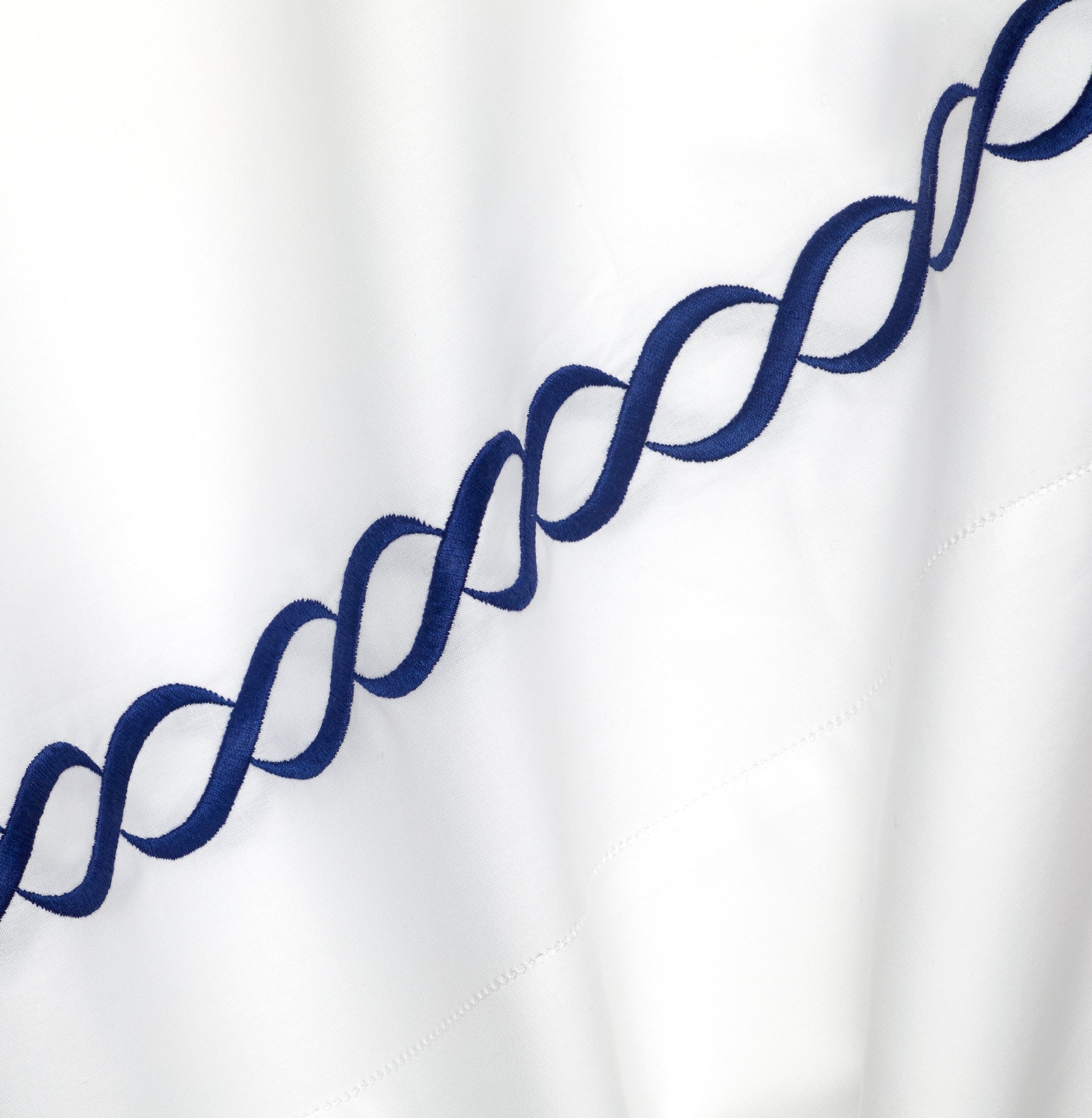 Treccia Moderno flat sheet texture in white/navy