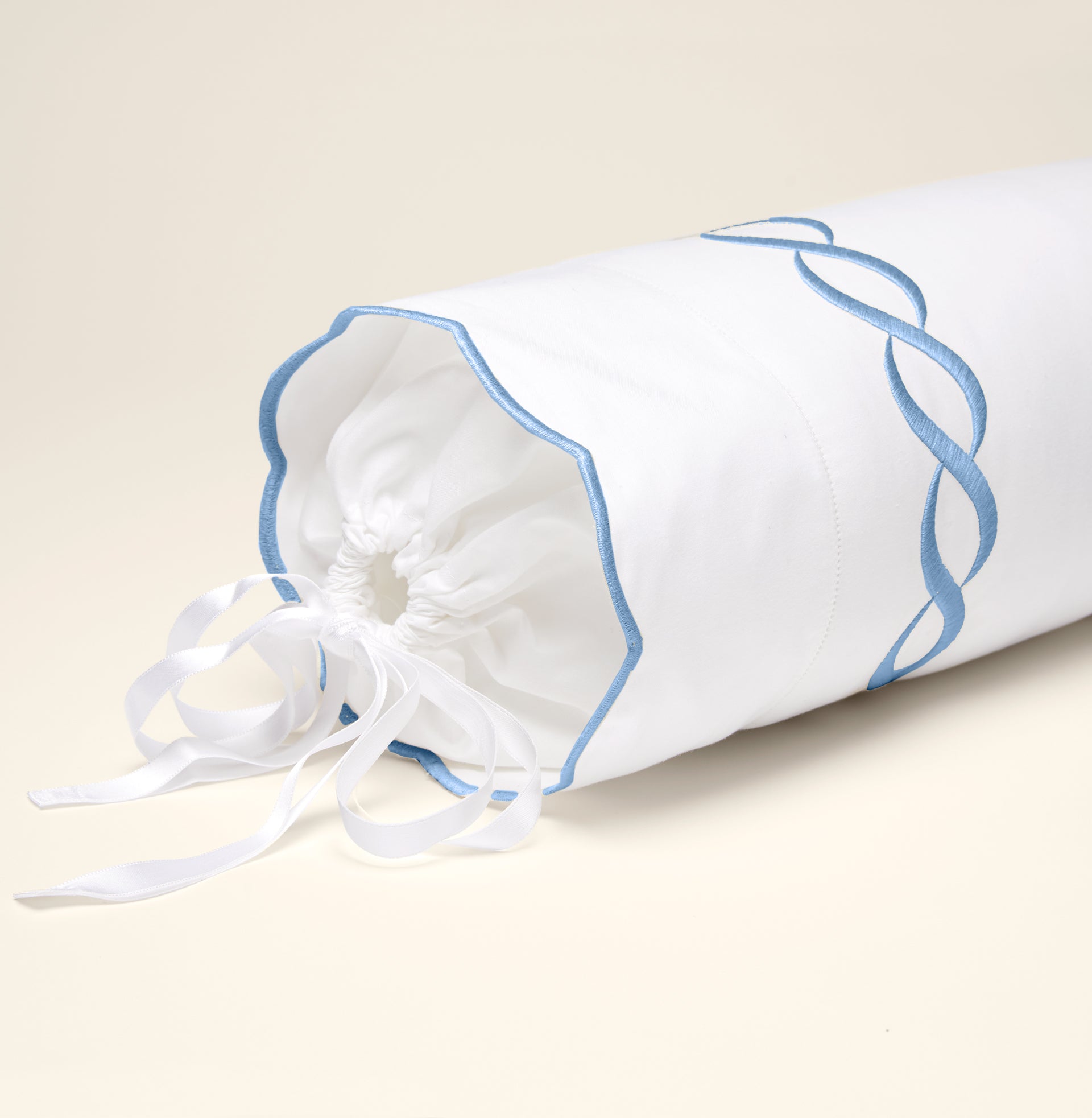 Treccia white/medium blue neckroll sham